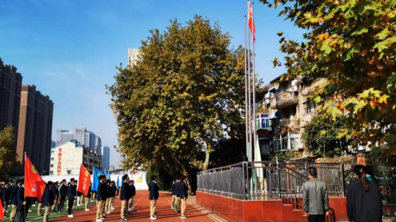 �Ϸʰ��н������F(tu��n)��ɽ��У