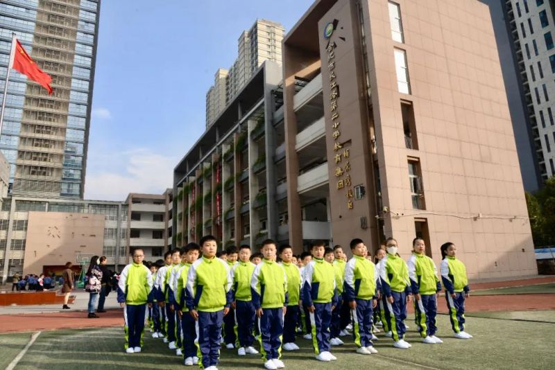 �Ϸ����L(zh��ng)��·�ڶ�С�W(xu��)