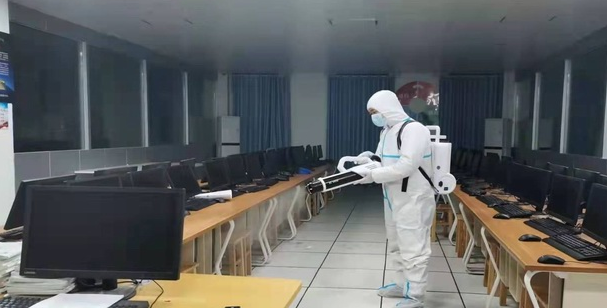 �Ϸ�һ����õ��@�W(xu��)У�_չ�_�W(xu��)��z��