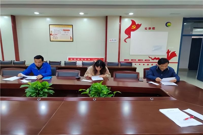�Ϸ����L(zh��ng)��·�ڶ�С�W(xu��)��䞳У�^(q��)��(sh��)�W(xu��)�MУ��(j��)���}�u(p��ng)�x���������Ļ