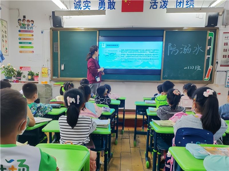 �Ϸ��а��c·����С�W(xu��)����У���A(y��)����ˮ���҂����Є�