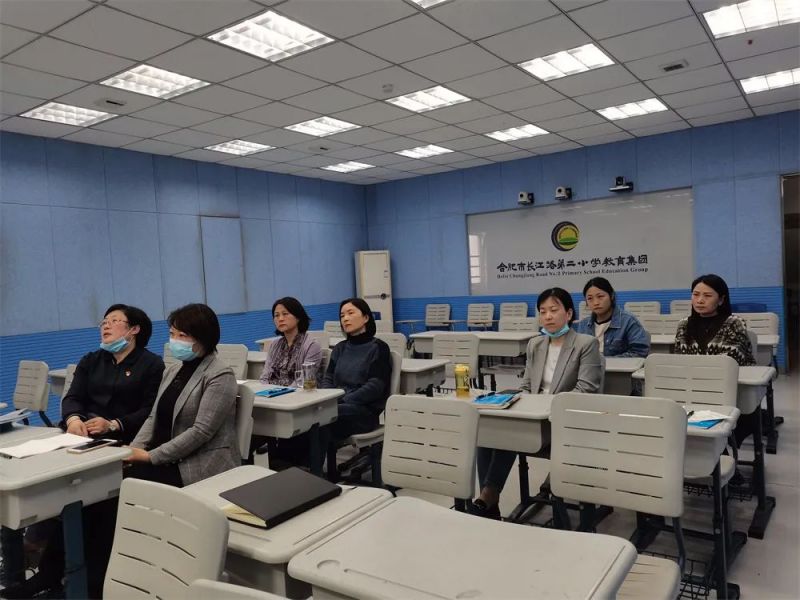 �Ϸ����L(zh��ng)��·�ڶ�С�W(xu��)�ྰ��У�^(q��)�����������I(l��ng) ��ِ�@�ѿ�(j��)