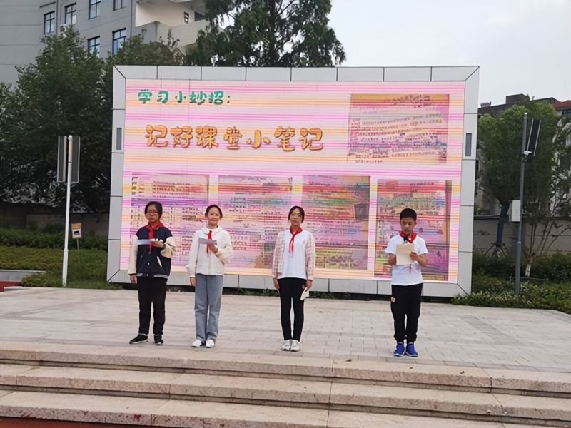 �Ϸ����L��·����С�W(xu��)�mͤ��У�e�Ю��I(y��)�����}���������