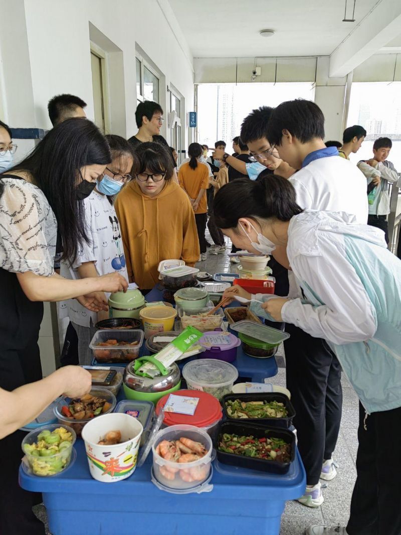 �Ϸ��е���ʮ�ЌW(xu��)���Z��У�^(q��)���꼉��31������ζ��֮�g Ʒ�������g