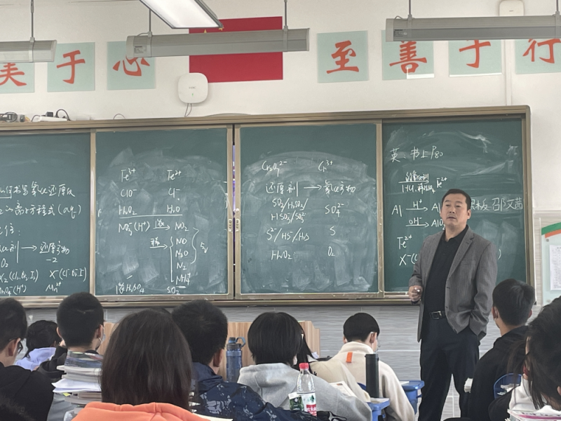 �Ϸʰ��н������F(tu��n)��ɽ�������W(xu��)�W(xu��)�ƽM��(n��i)����