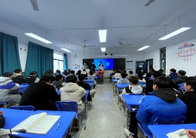 �Ϸʹ��I(y��)�W(xu��)Уͨ�Ź����Ї��ƄӬF(xi��n)���W(xu��)ͽ���_���һ�n