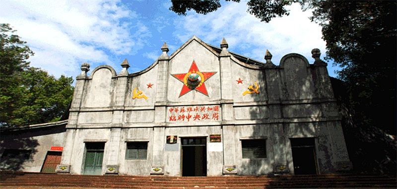 �Ϻ���У�������С�W(xu��)һ�w���tɫ�����Ļ��n��