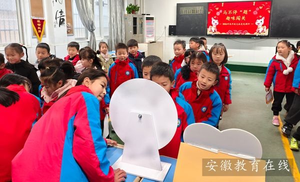 ʮ�����ČW(xu��)У�_չһ���꼉(j��)��ĩ�o�����y(c��)�u(p��ng)