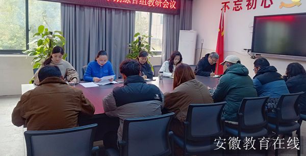 ���c�е�·��һС�W(xu��)�C�ϽM���_(k��i)�W(xu��)�ڽ��й�����(hu��)�h