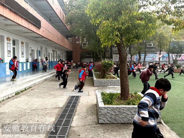 ������ČW(xu��)У�_(k��i)չ������(y��ng)����ɢ�ݾ�